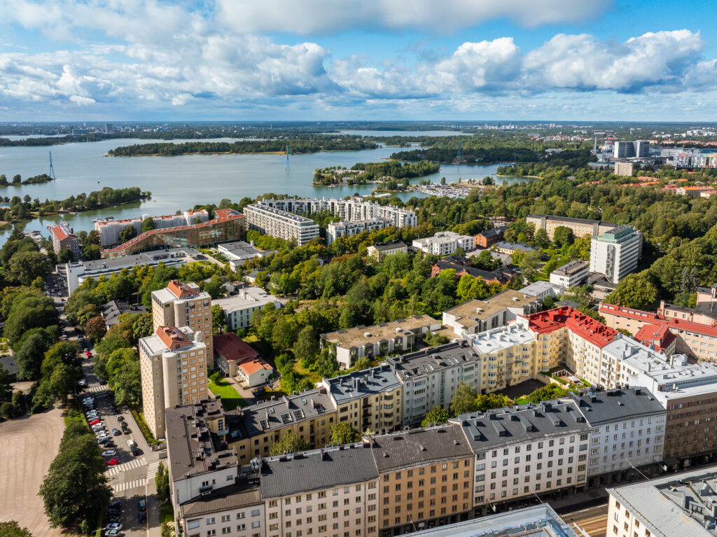 Drönarvy över Sophie Mannerheim skola i Helsingfors inom Kivelä sjukhusområde