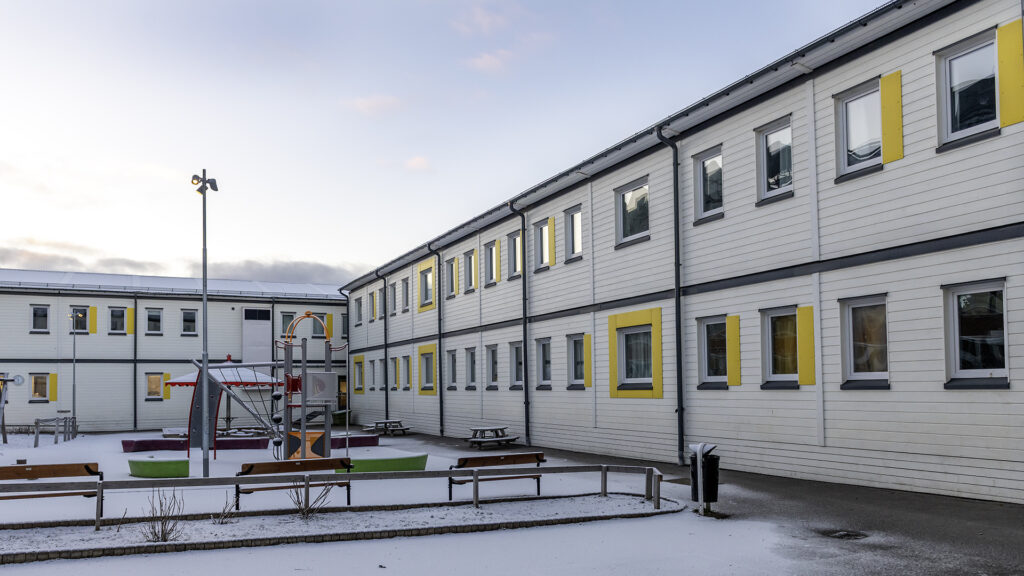 Fasad på Adolfsbergsskolan med hållbar skolarkitektur och tidlösa material