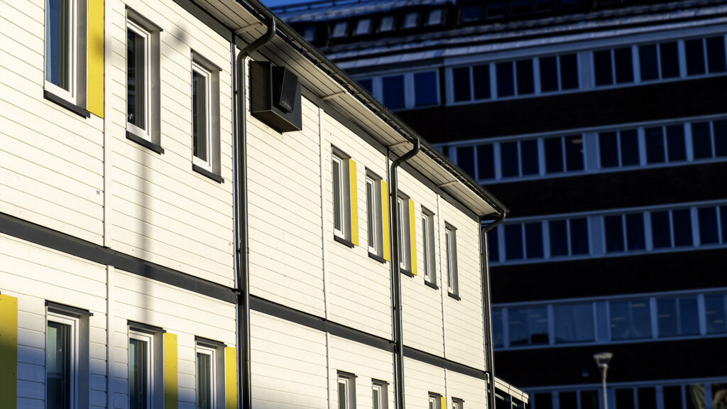 Fasaddetalj på Adolfsbergsskolan som visar robust och flexibel skolbyggnad