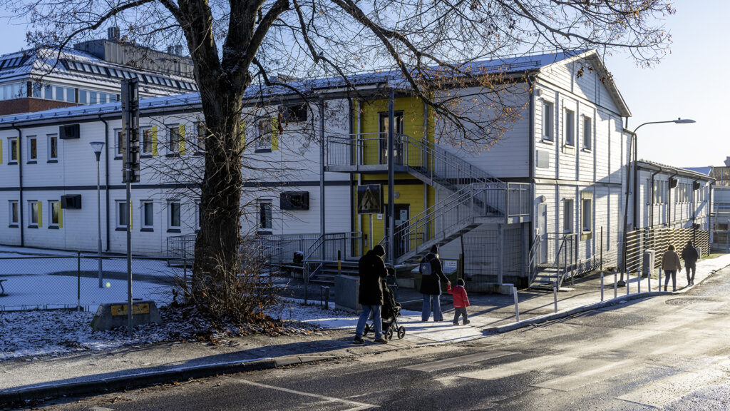 Skolbyggnad vid Adolfsbergsskolan med arkitektur som kan anpassas över tid