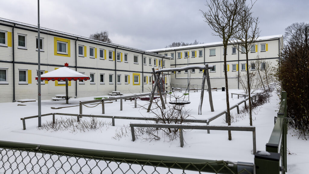 Skolgård vid Adolfsbergsskolan med trygga och flexibla utemiljöer för elever