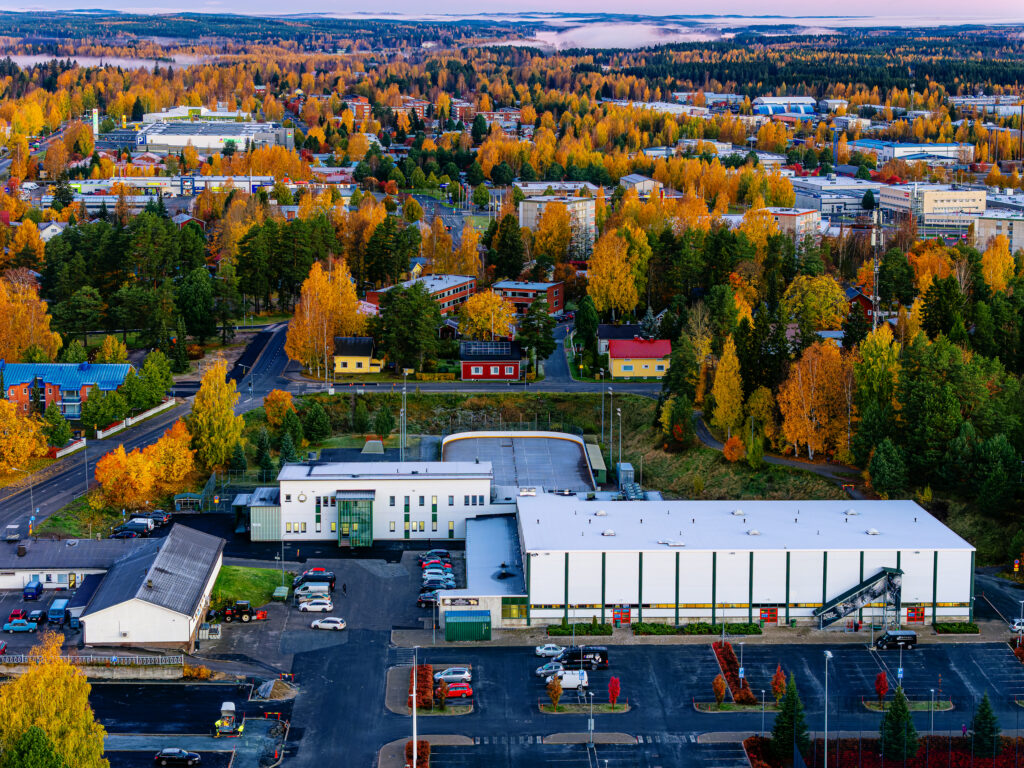 Exteriör av dynamisk idrottsanläggning vid Iisalmi ishall i Finland