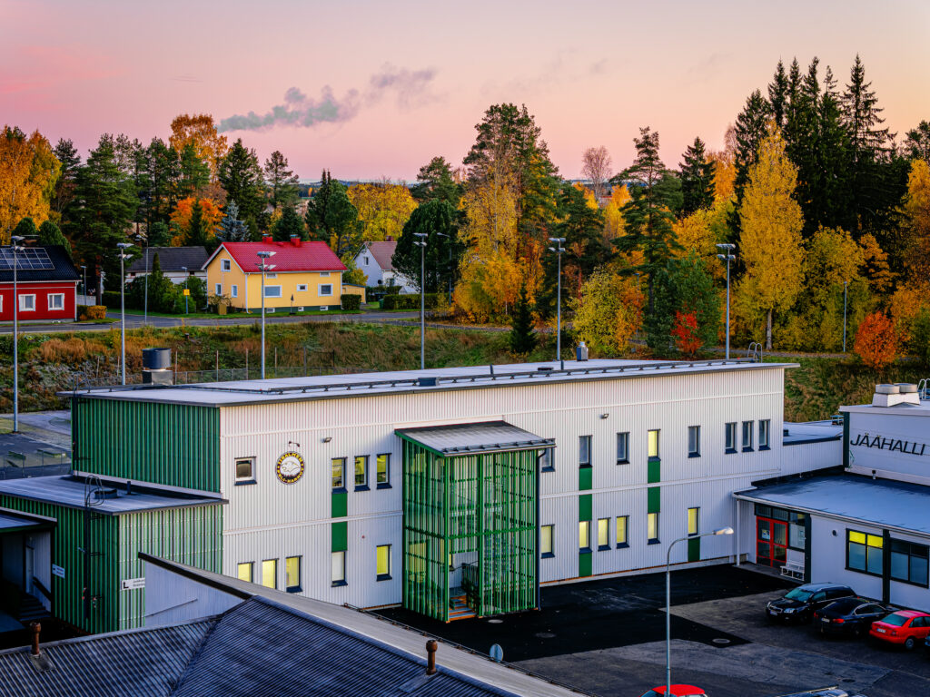 Entré till flyttbar byggnad med omklädningsrum och träningsytor vid ishall