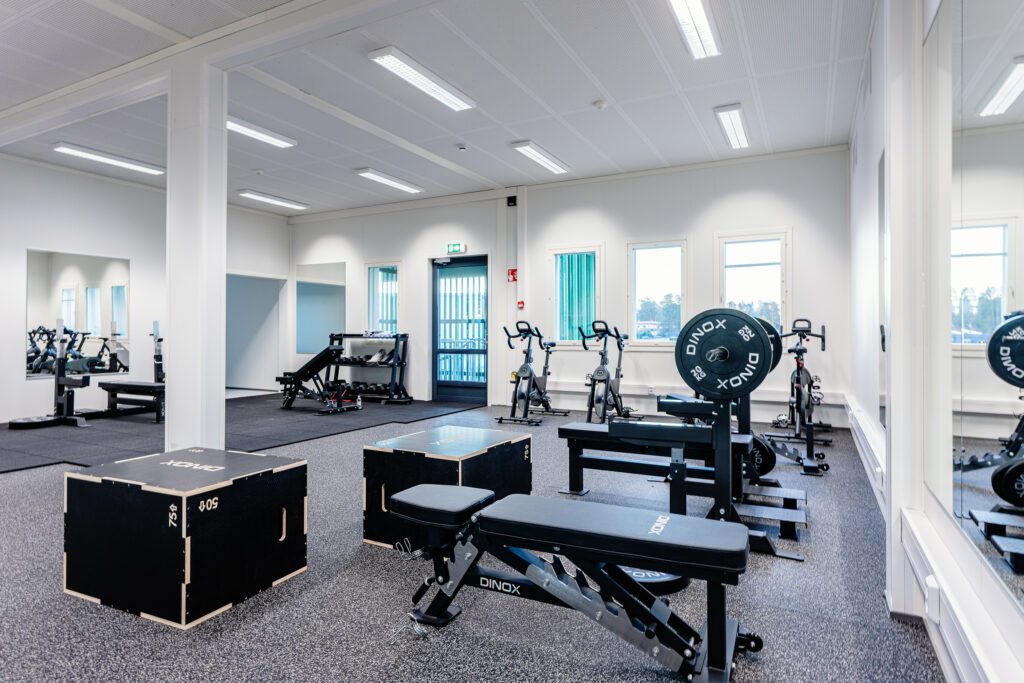 Gym och träningsyta i flyttbar byggnad för ishallsverksamhet
