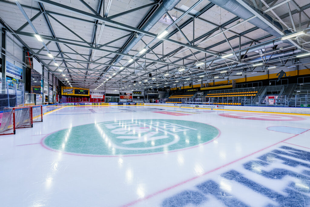 Isyta i Iisalmi ishall med sarg och belysning