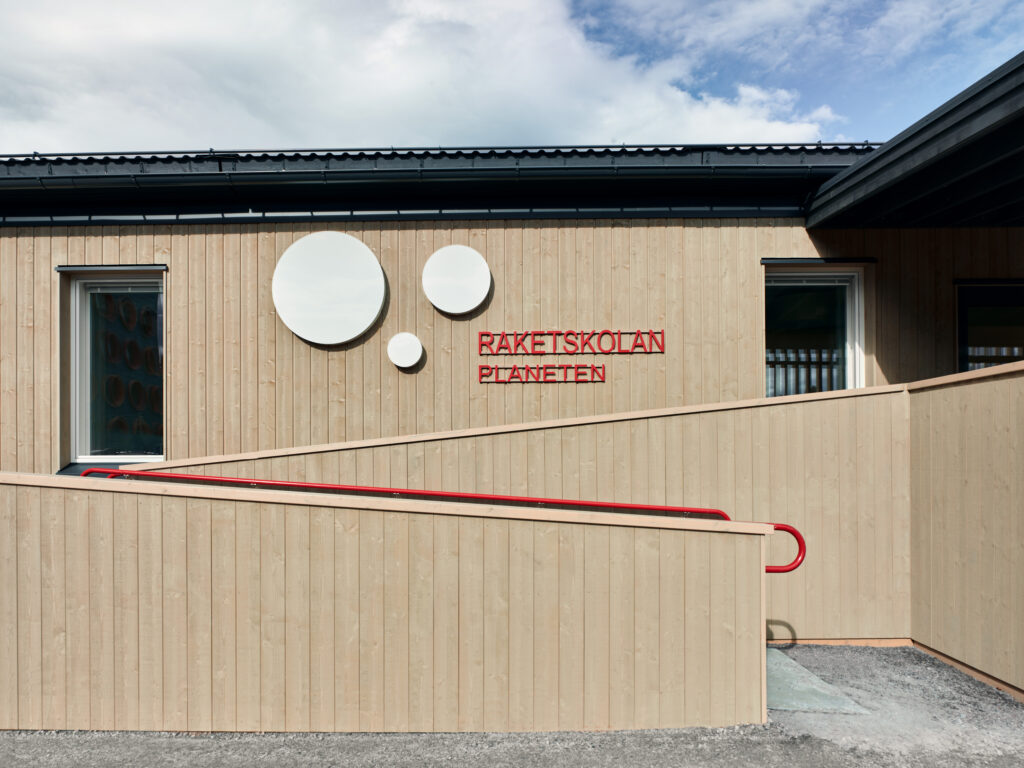 Fasaddetalj på Raketskolan Planeten i Kiruna