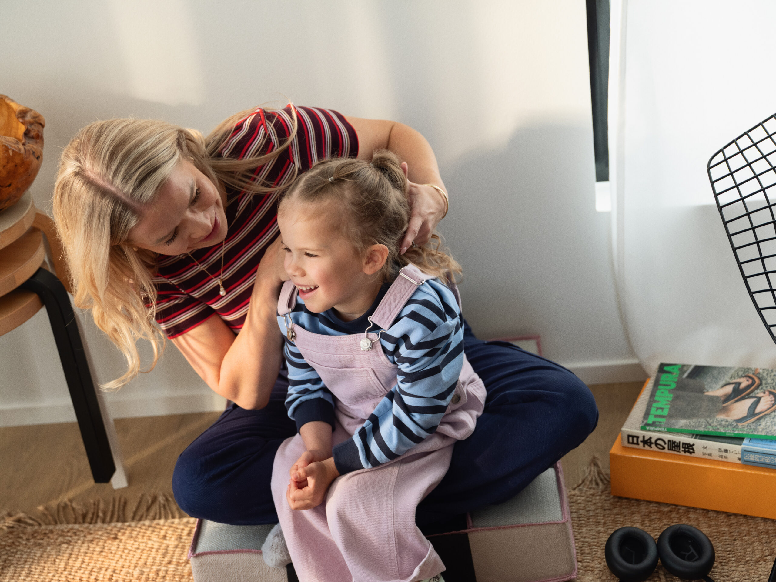 Mamma och dotter i vardagsrum i Parmacos dynamiska bostadsmodul – trivsam och hemlik interiör