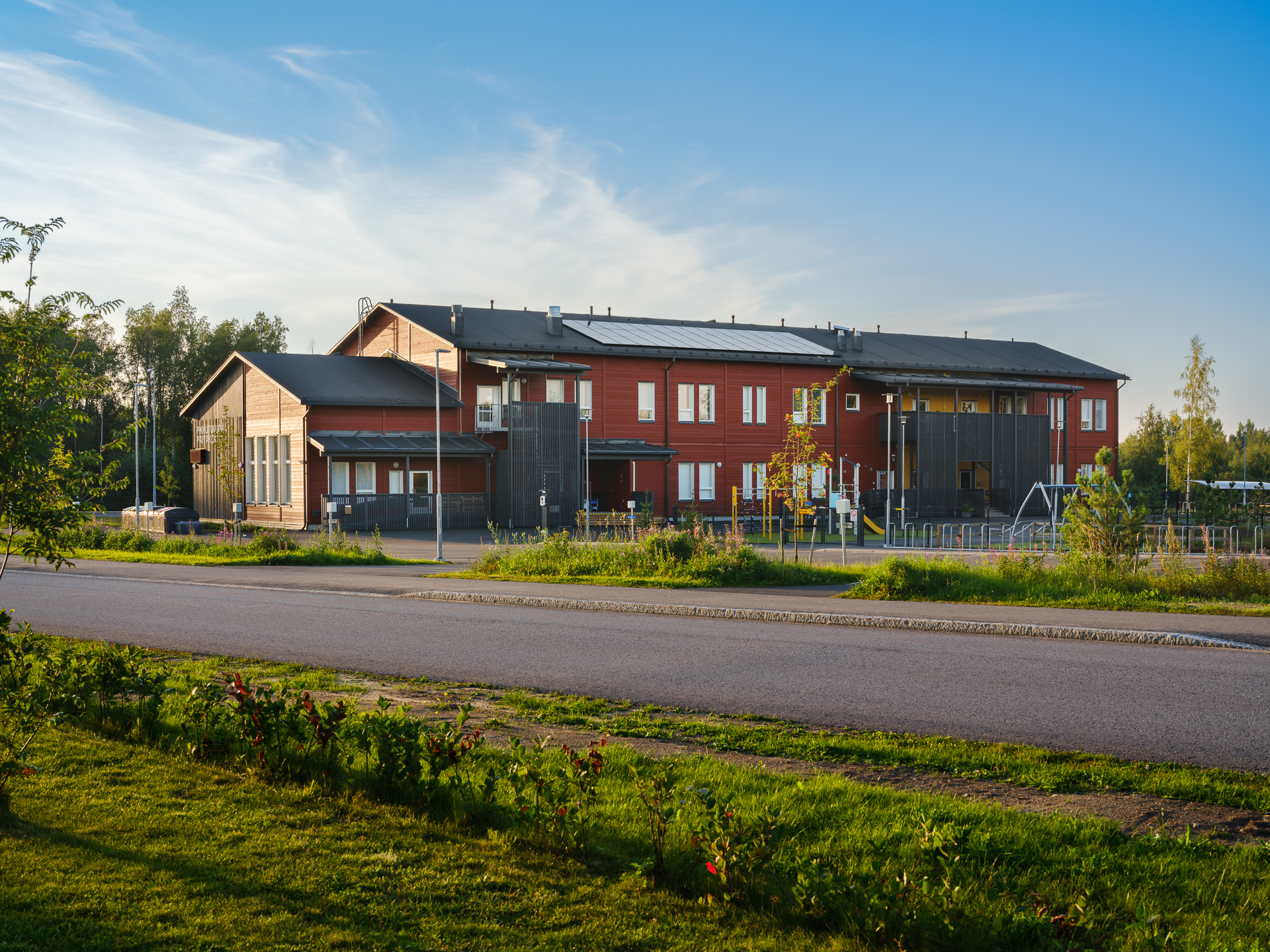 Exteriör av hyrbar förskolemodul – dynamisk förskolebyggnad från Parmaco