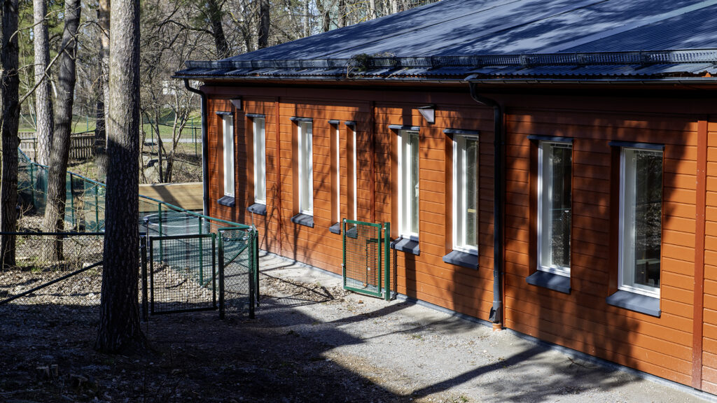 Fasad på Kevinge förskola i Danderyd, falurött trähus med vita knutar