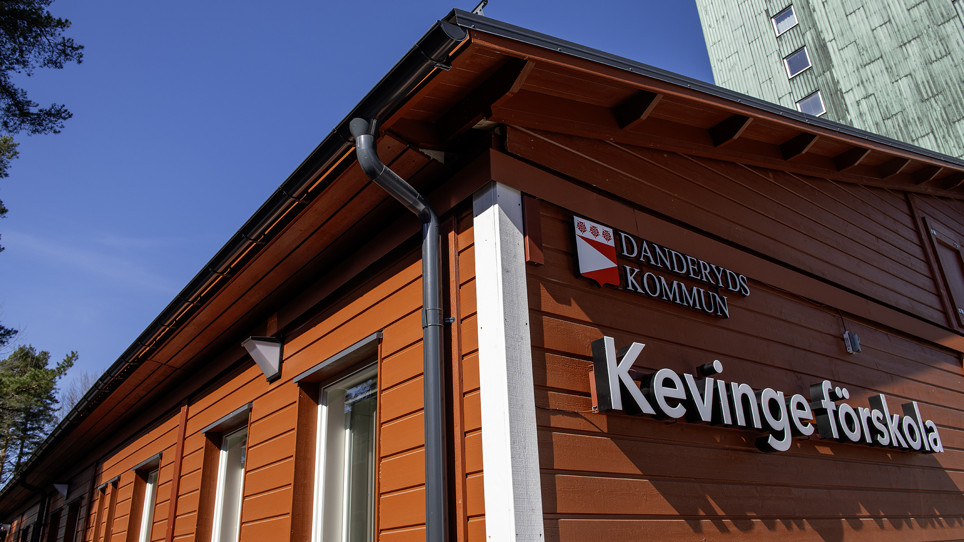 Fasaddetaljer på Kevinge förskola, falurött med vita snickerier