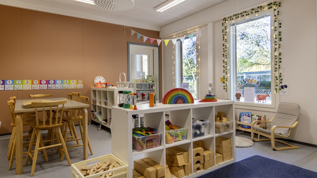 Hemvist i Kevinge förskola, ljust rum med stora fönster och lärmiljöer