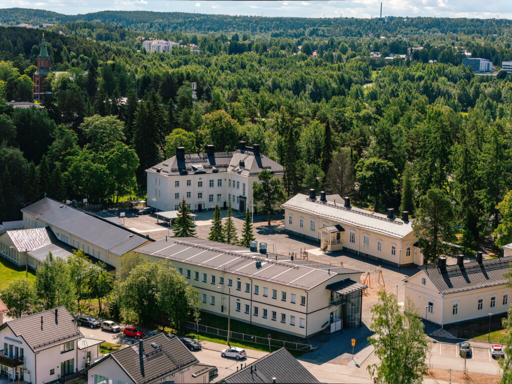 Messukylän skola i Tammerfors sedd från ovan med omgivande bebyggelse.