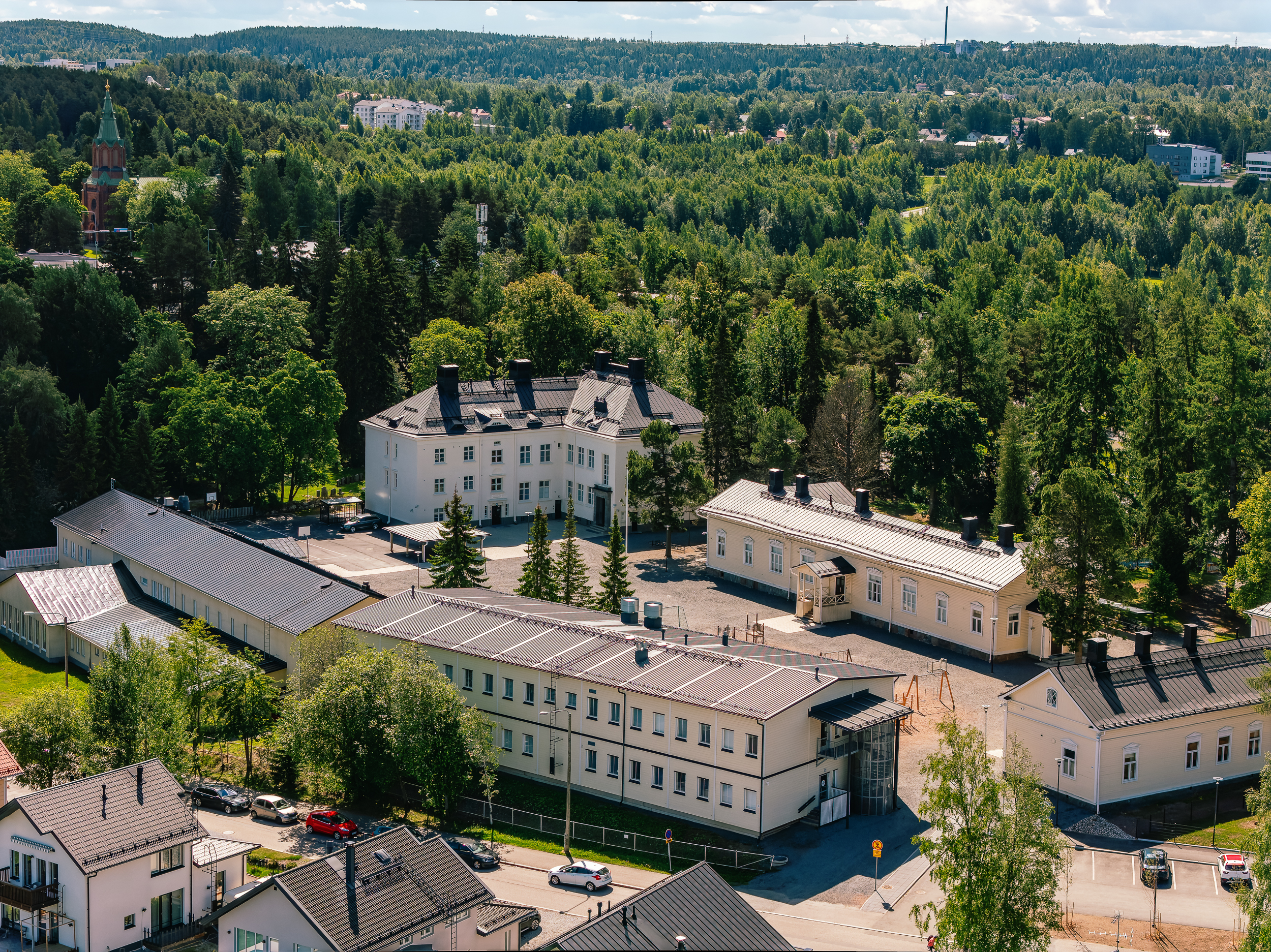 Messukylän skola i Tammerfors sedd från ovan med omgivande bebyggelse.