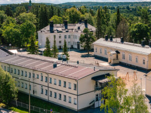 Flygbild över Messukylän skola och det omgivande skolområdet i Tammerfors, Finland.