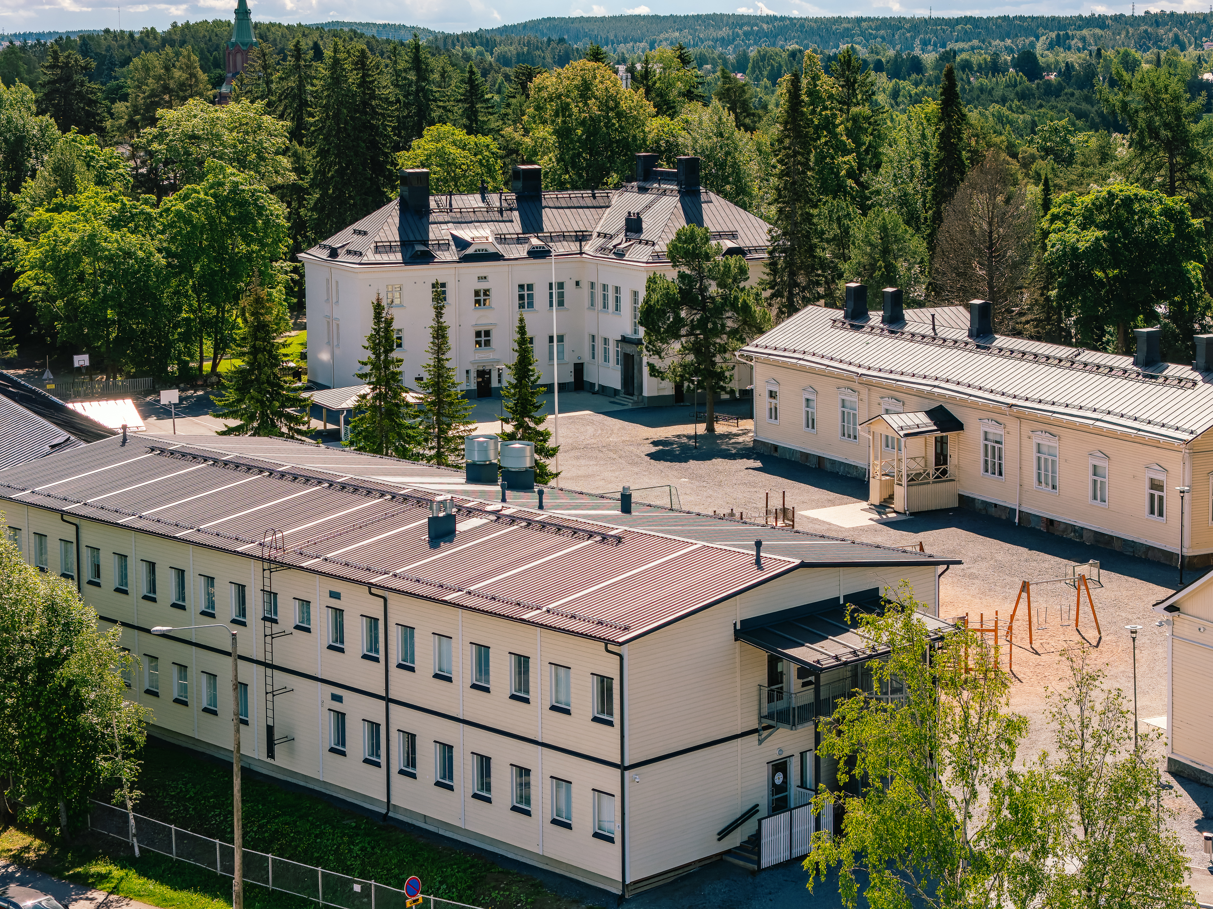 Flygbild över Messukylän skola och det omgivande skolområdet i Tammerfors, Finland.