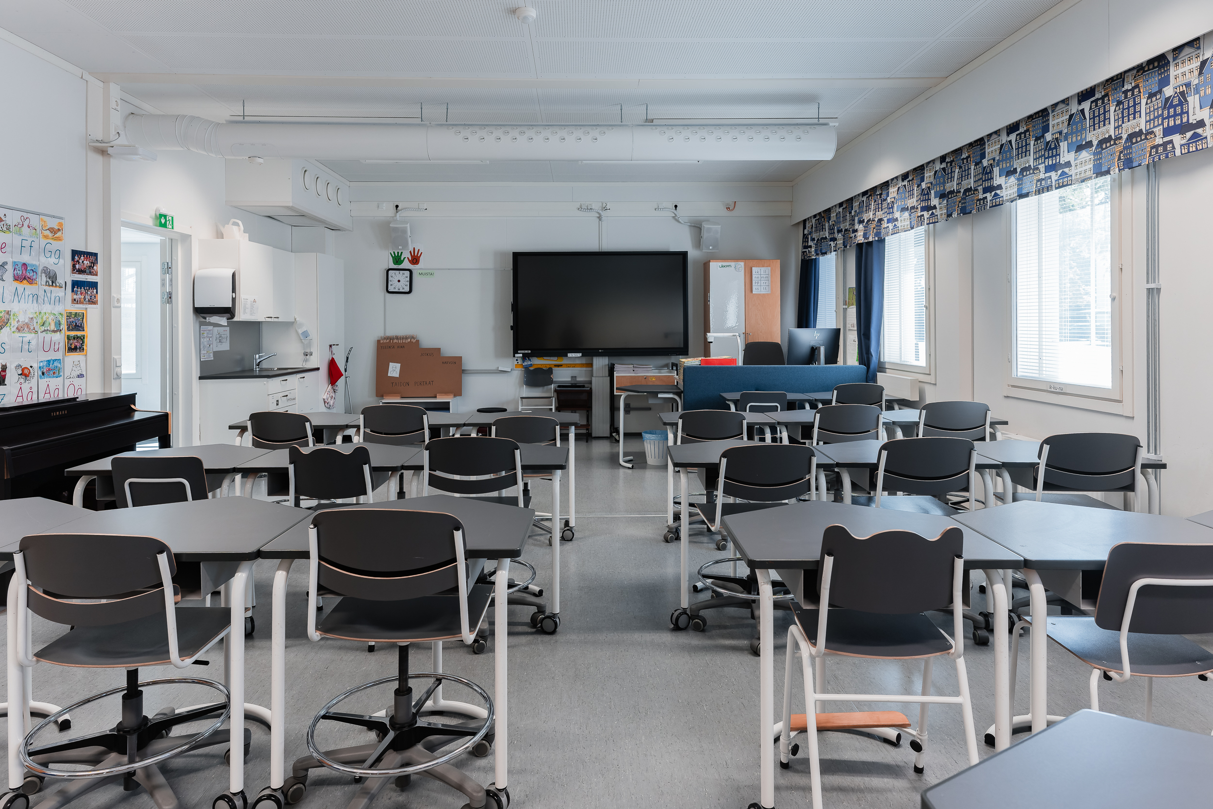 Ljus undervisningsmiljö med fönster i Messukylän skola.