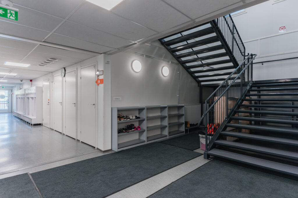 Trapphus med trappa och räcken i Messukylän skola i Tammerfors.