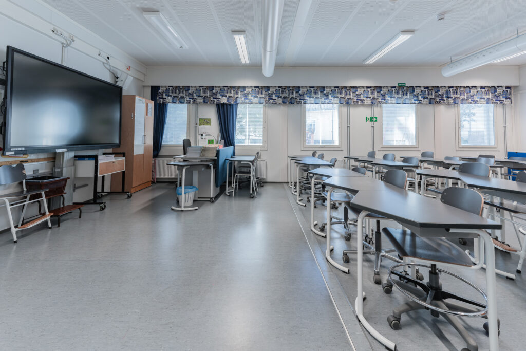 Klassrum med undervisningsplatser i Messukylän skola i Tammerfors.