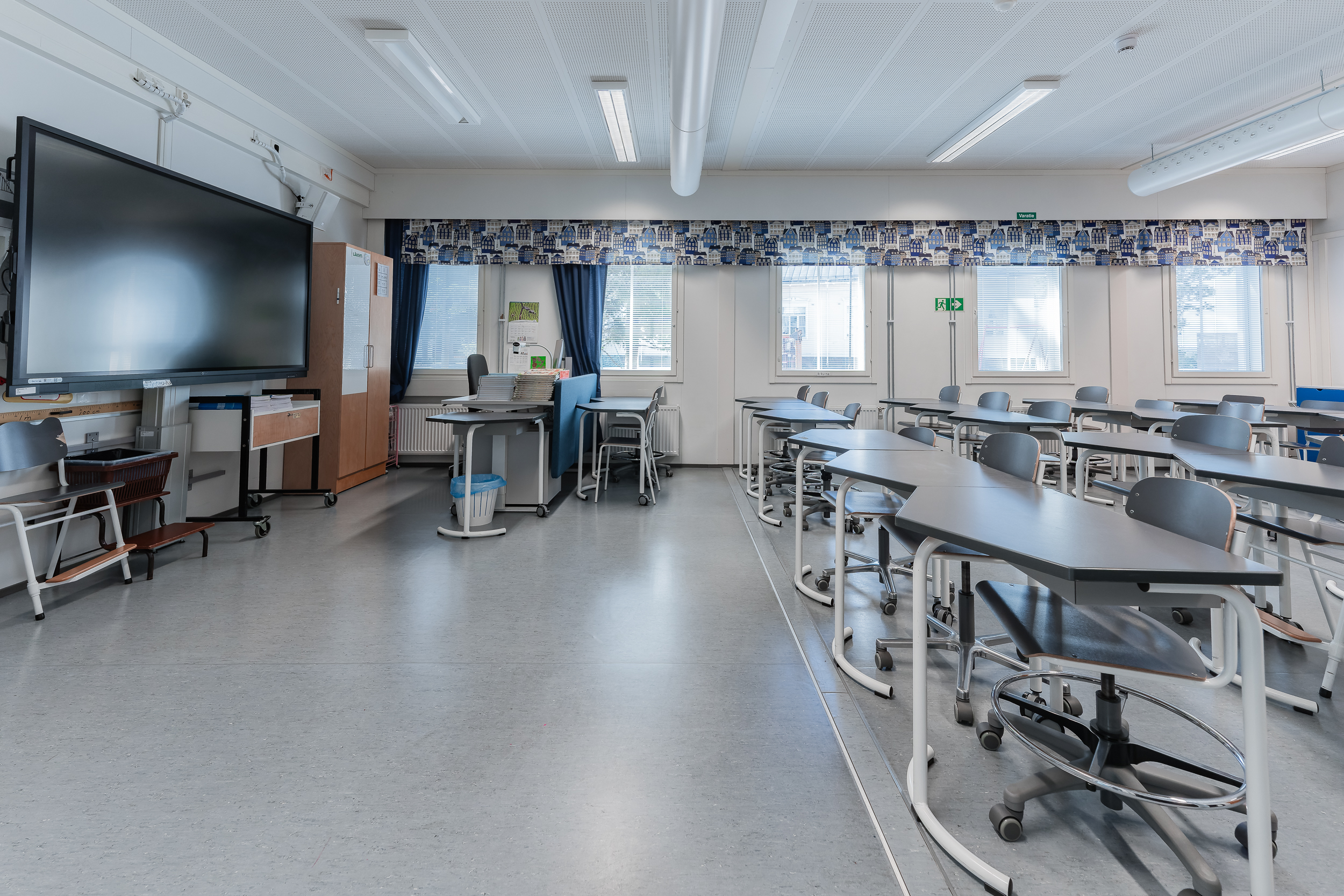 Klassrum med undervisningsplatser i Messukylän skola i Tammerfors.
