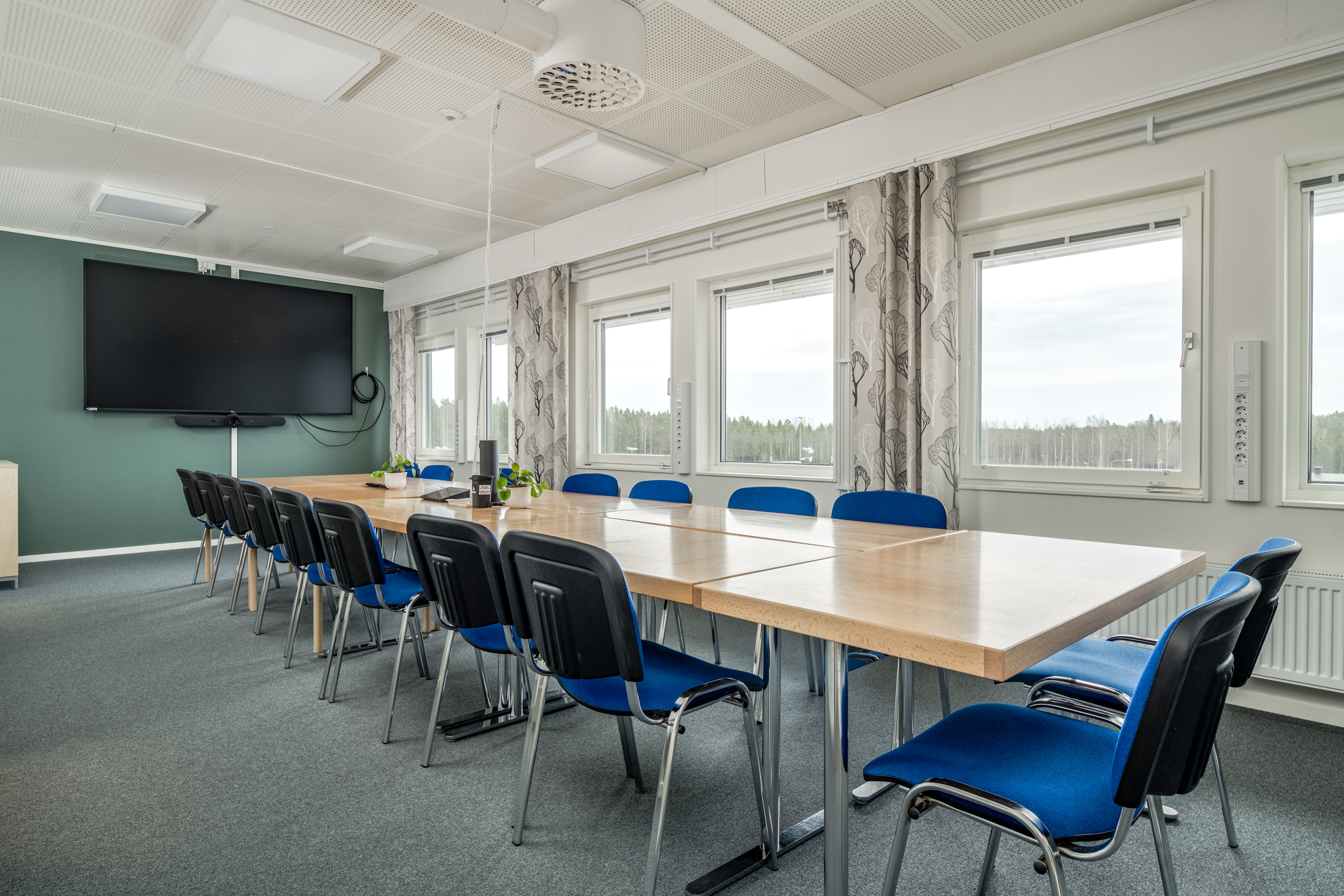 Konferensrum med mötesbord i Hudiksvalls kommuns kontor på Ulvberget.