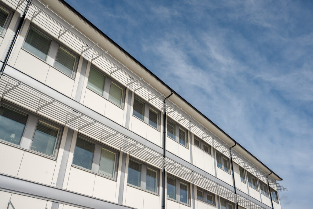 Detaljbild av exteriören på Parmacos kontor på Ulvberget i Hudiksvall.