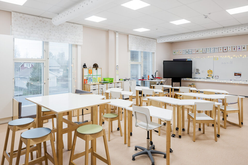 just rum med fönster och bord i Kaikumetsä skola och förskola.