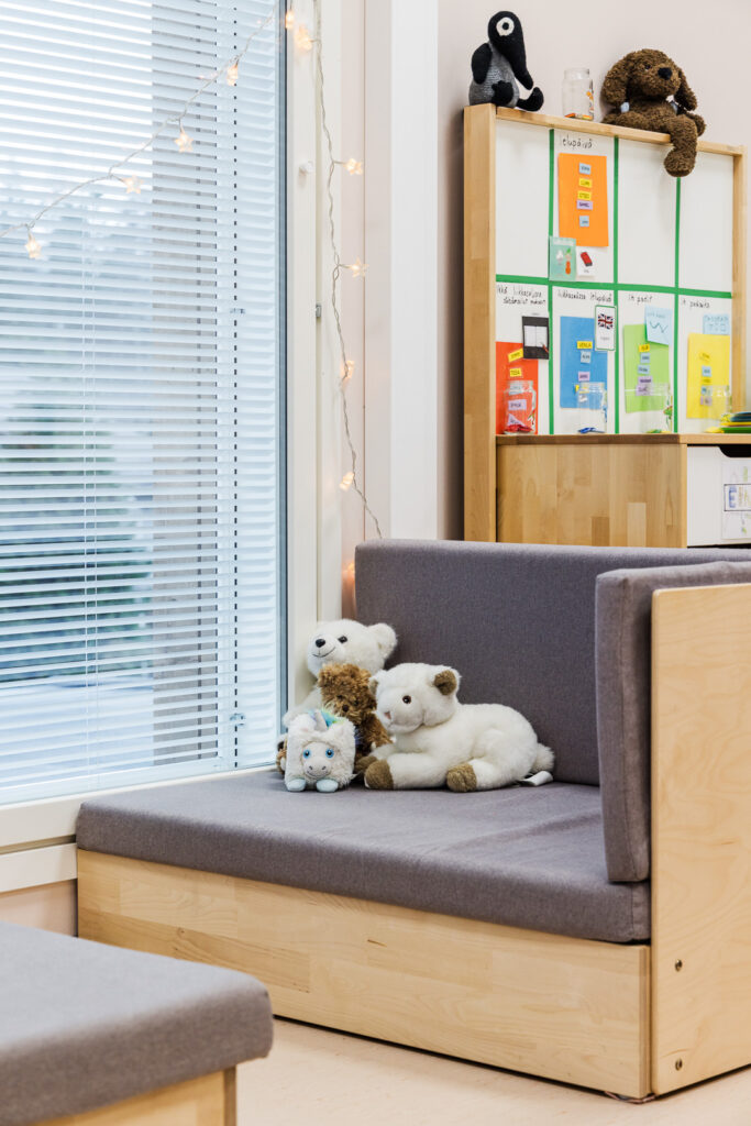 Fönster med persienner och färgglada detaljer i Kaikumetsä skola.