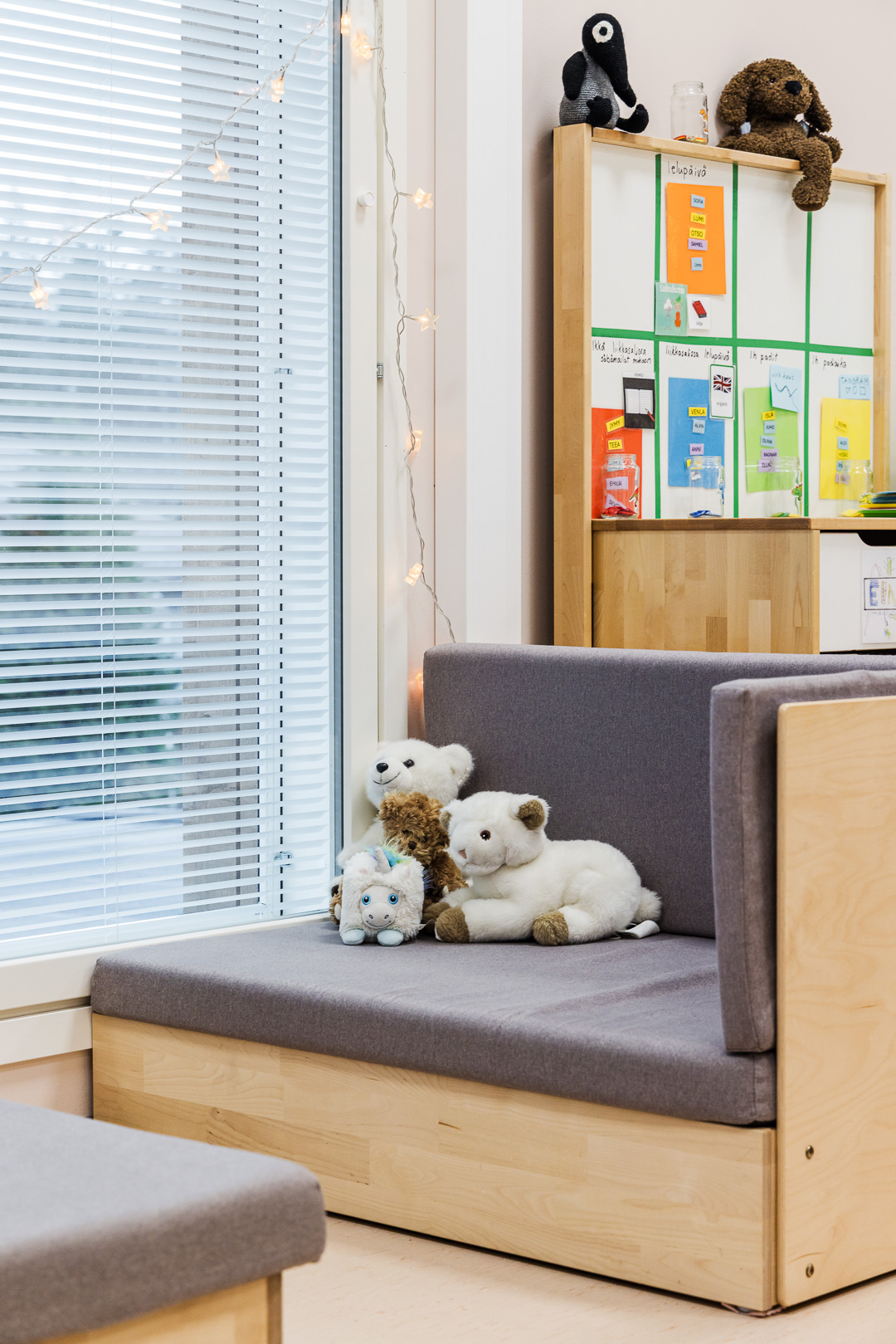 Fönster med persienner och färgglada detaljer i Kaikumetsä skola.