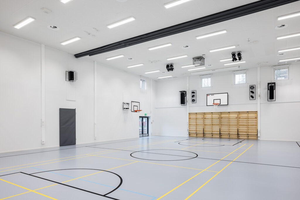 Rymlig idrottshall i Kaikumetsä skola och förskola i Nurmijärvi.