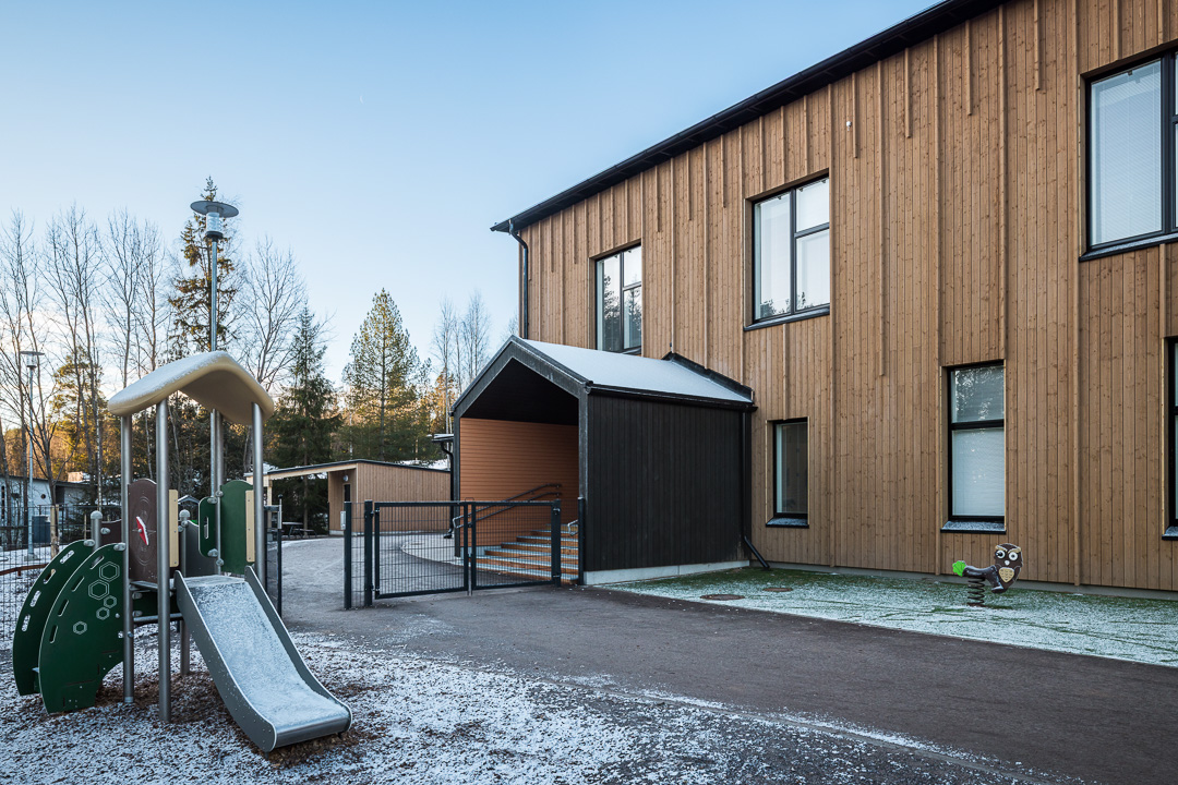 Kaikumetsä skola och förskola med träfasad och fönster i två våningar.