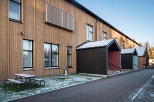Detalj av träfasaden på Kaikumetsä skola och förskola.