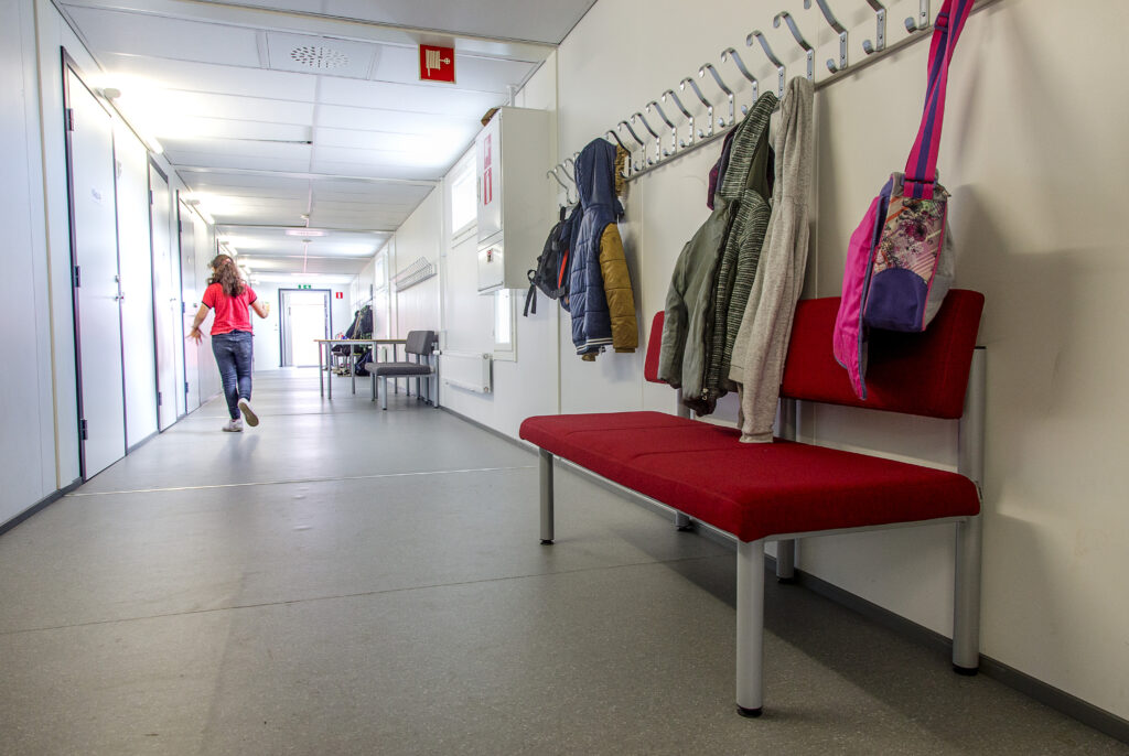 Skolkorridor med klädkrokar och förvaring på Åkerboskolan.