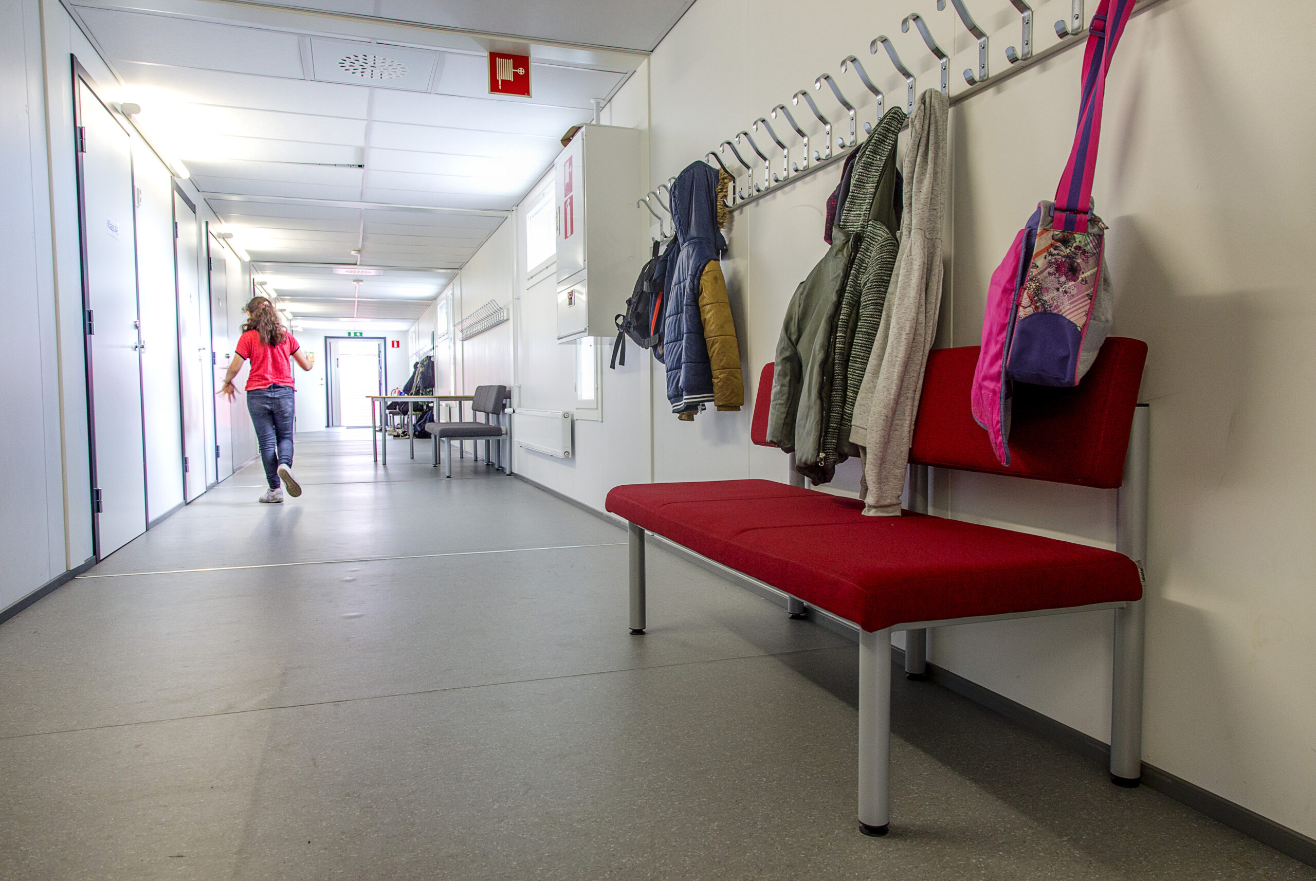 Skolkorridor med klädkrokar och förvaring på Åkerboskolan.