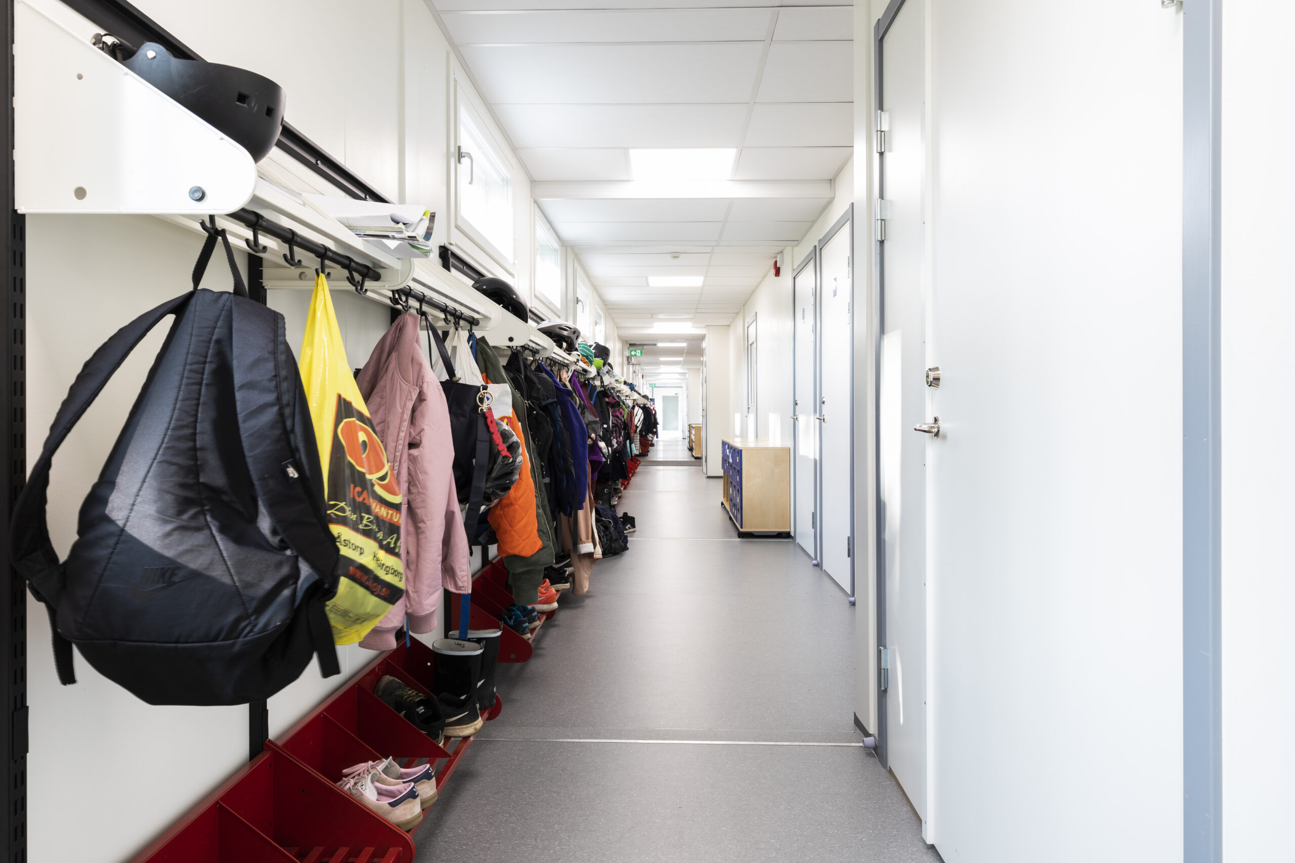 Skolkorridor med dörrar till undervisningsrum på Tingdalsskolan.