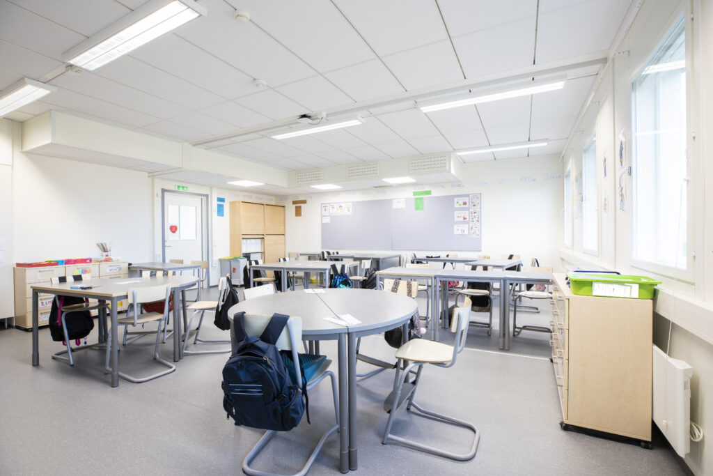 Klassrum med elevplatser och undervisningsytor på Tingdalsskolan.