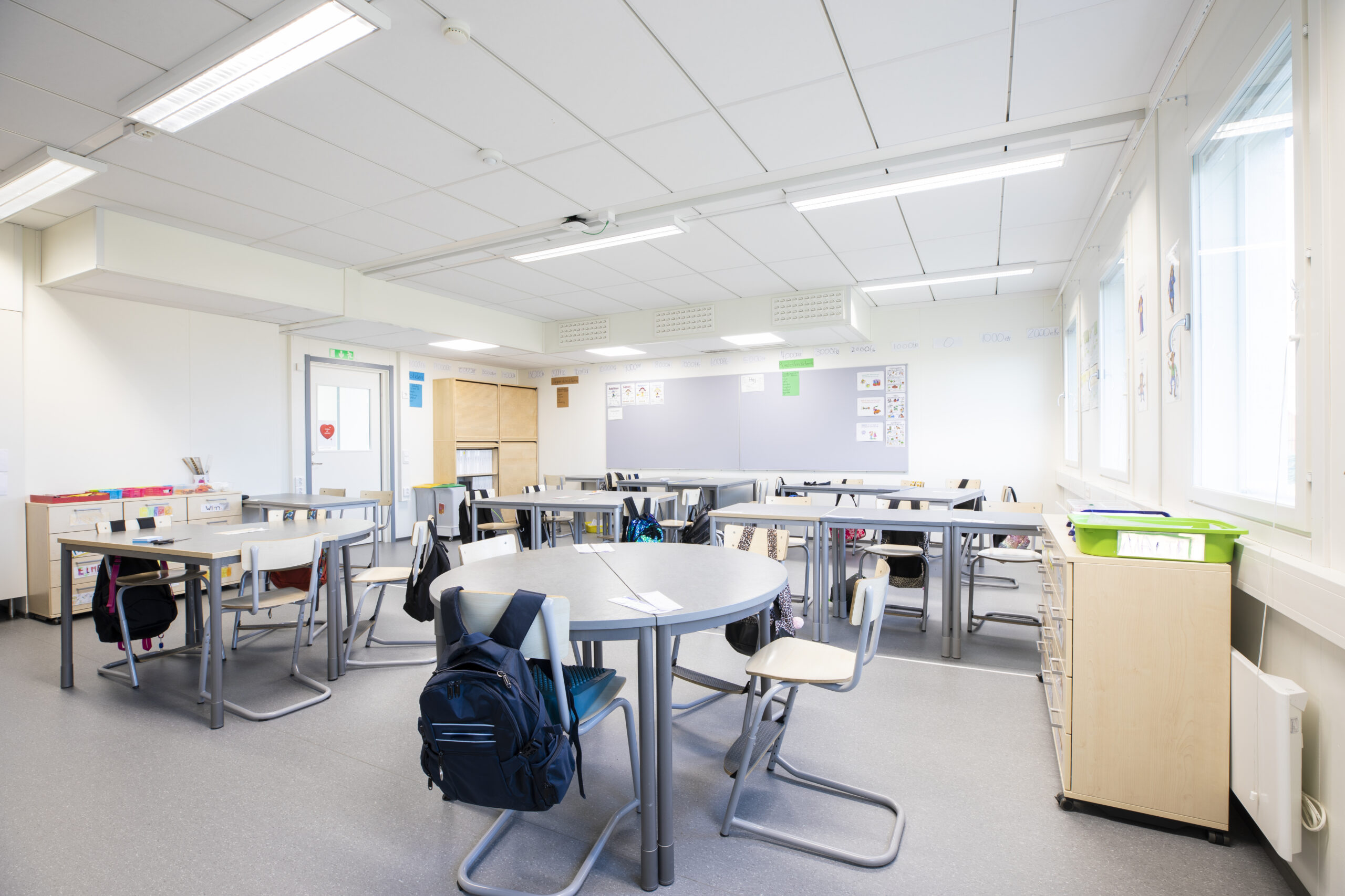 Klassrum med elevplatser och undervisningsytor på Tingdalsskolan.