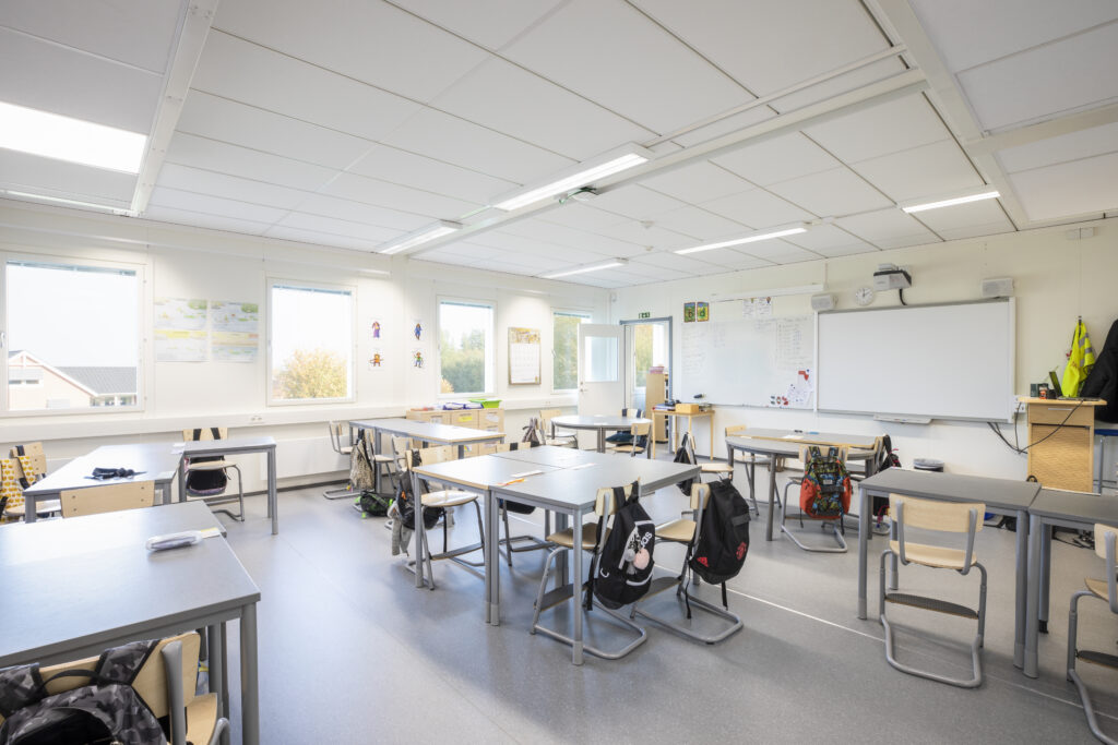 Interiör från ett möblerat klassrum på Tingdalsskolan.