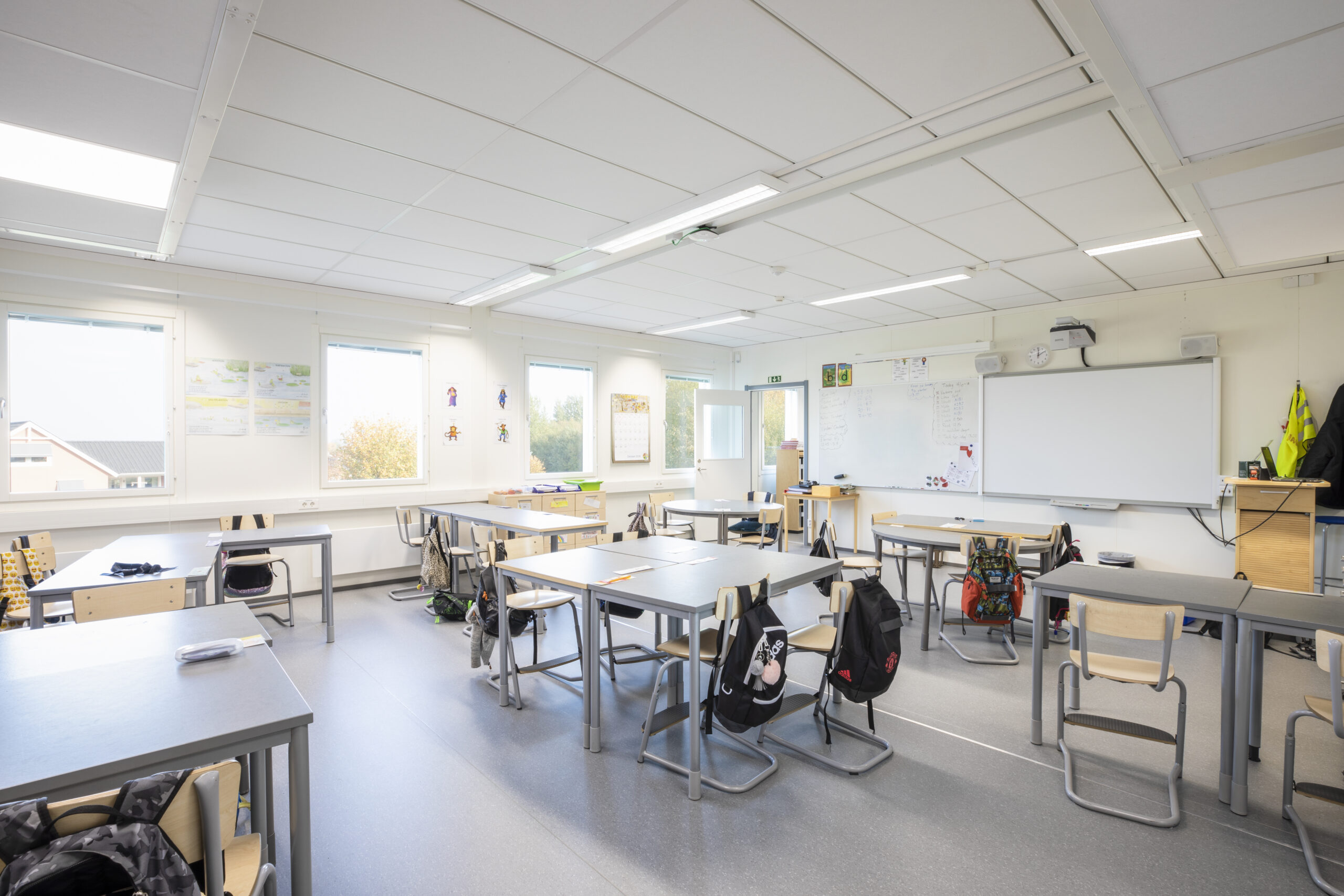 Interiör från ett möblerat klassrum på Tingdalsskolan.
