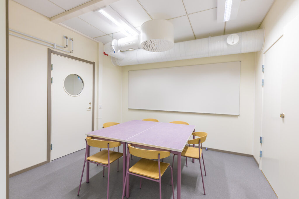 Grupprum med bord och stolar för arbete i mindre grupper på Gottsundaskolan.