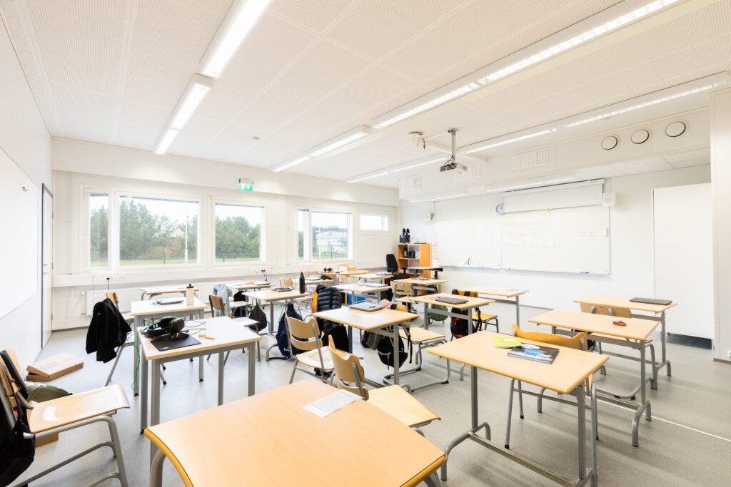 Klassrum med ljusa väggar och stora fönster på Åkerboskolan.