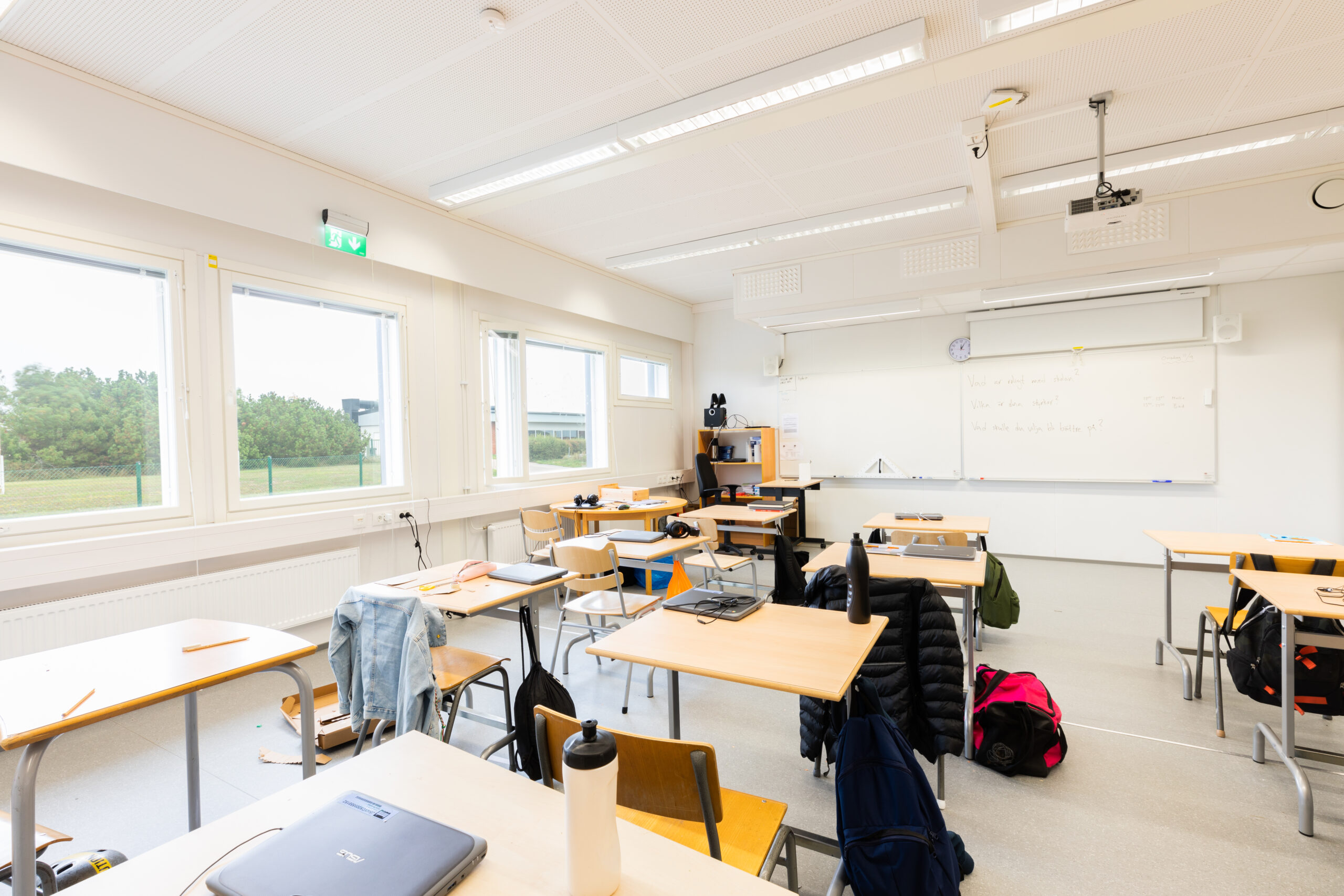 Klassrum med bord, stolar och undervisningsmaterial på Åkerboskolan.