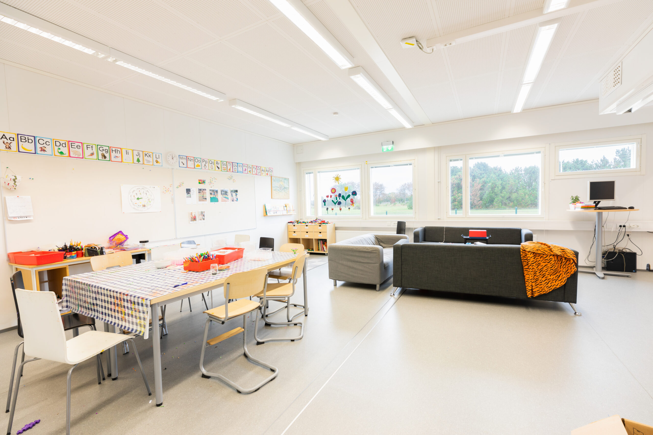 Klassrum med bord, stolar och undervisningsmaterial på Åkerboskolan.