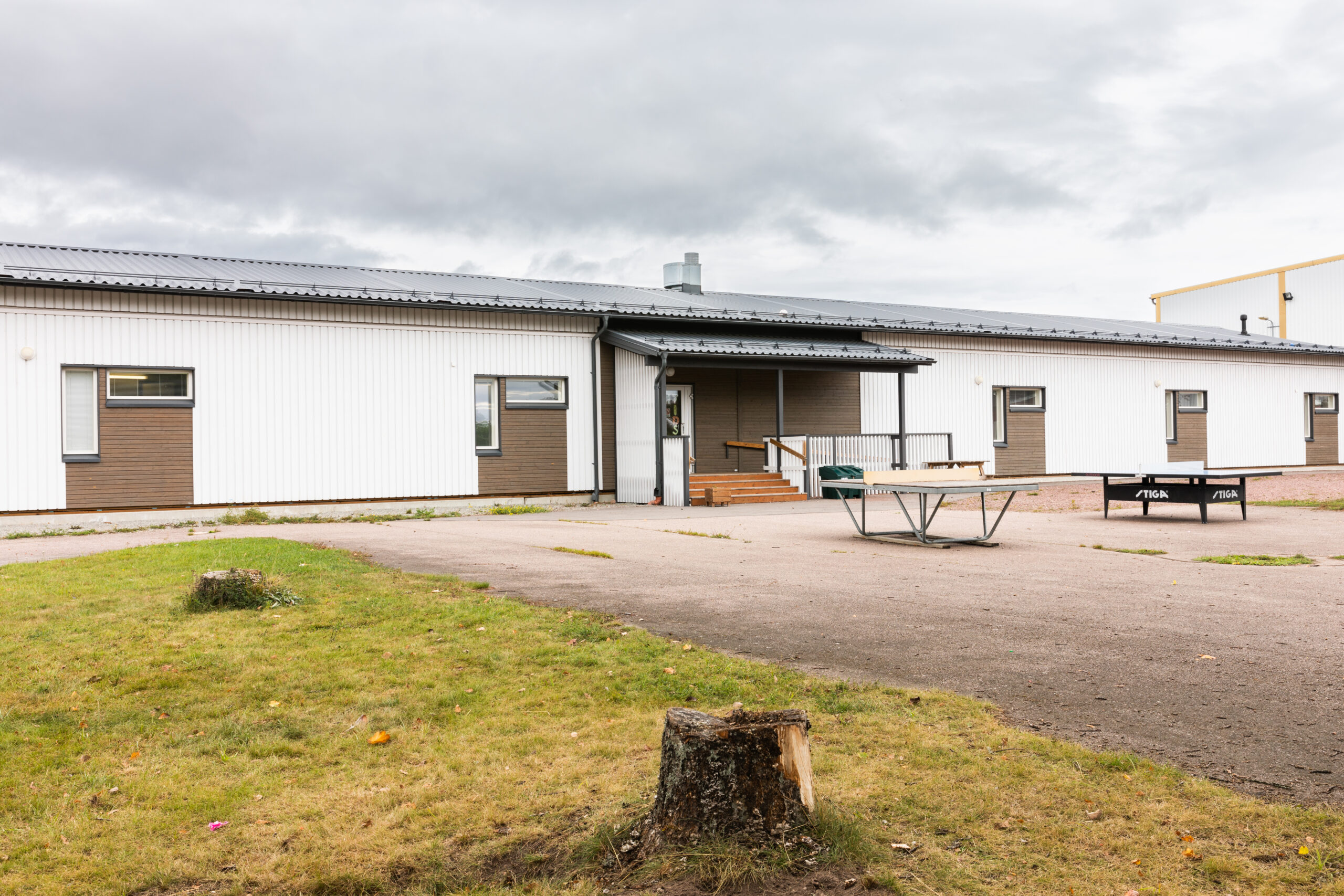 Åkerboskolans exteriör med entré och skolgård.