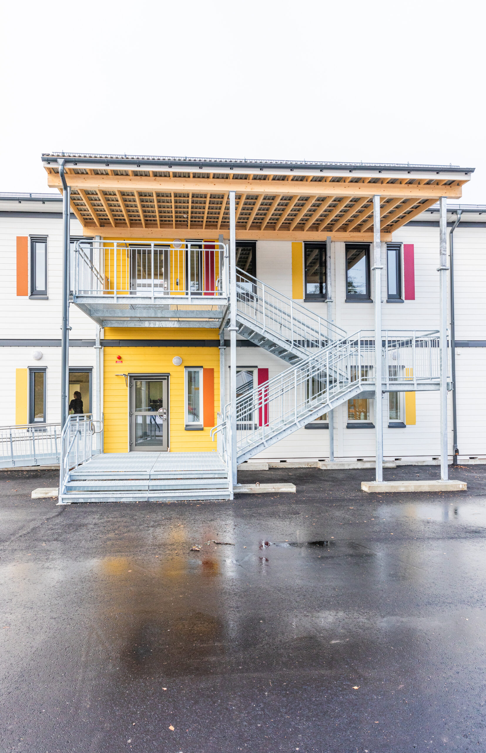 Entré och fönsterpartier på Rosendalsskolan i Uppsala.