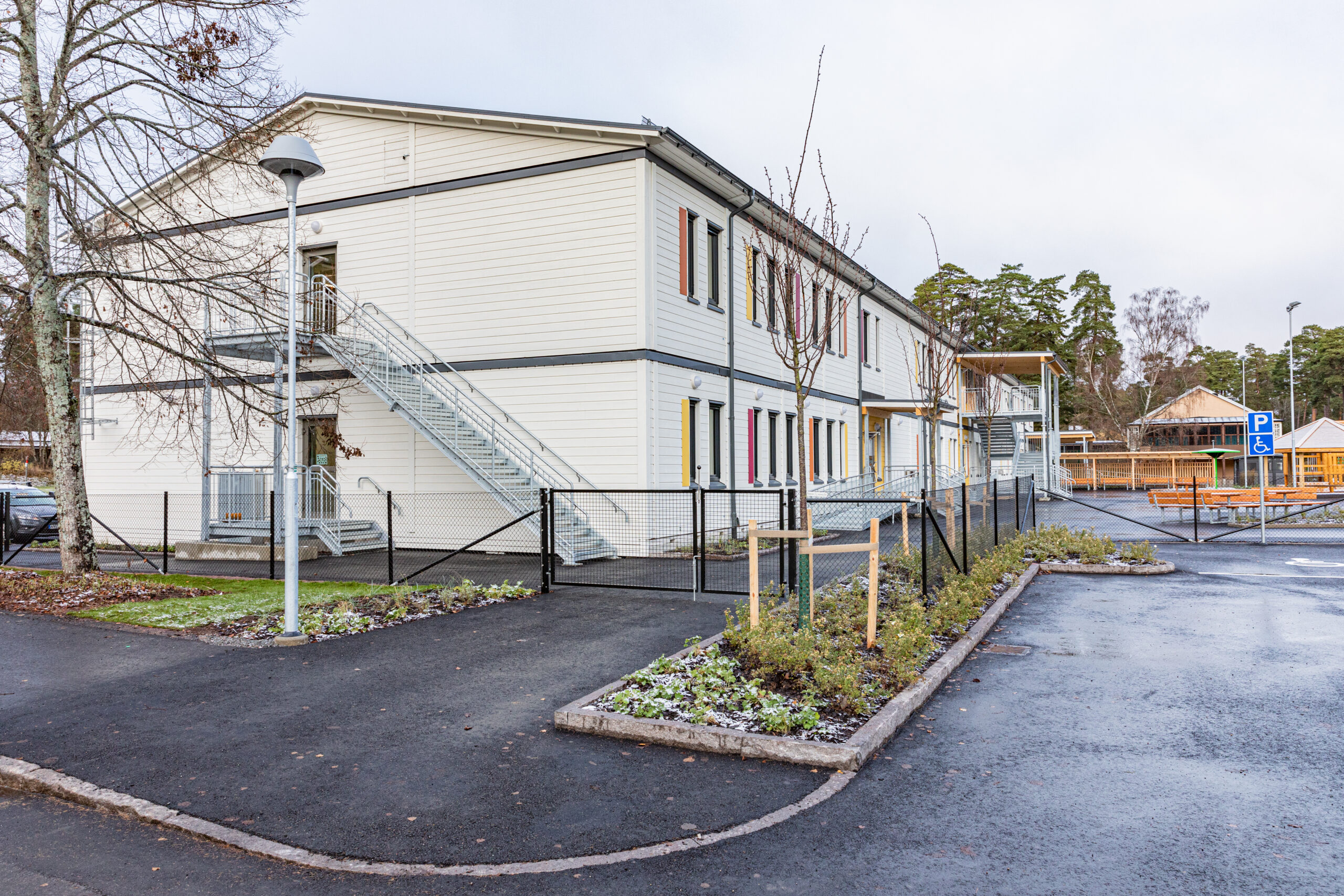 Rosendalsskolans exteriör och fasad sedd från sidan.