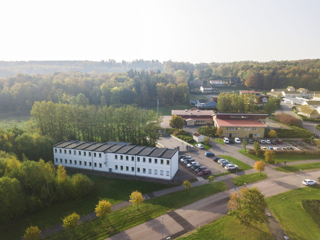 Tingdalsskolans exteriör fotograferad på avstånd med skolbyggnaden i sin omgivning.