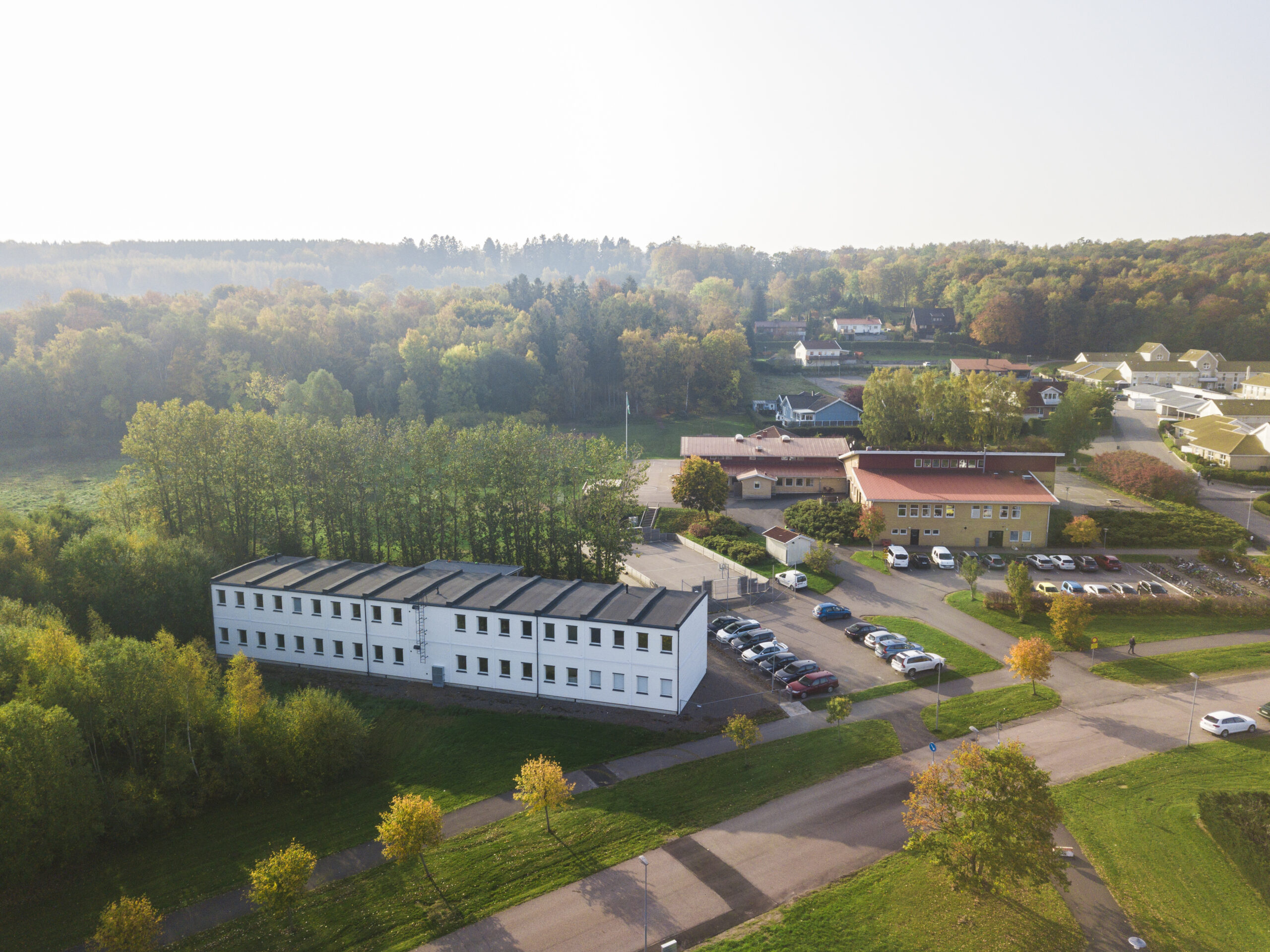Tingdalsskolans exteriör fotograferad på avstånd med skolbyggnaden i sin omgivning.