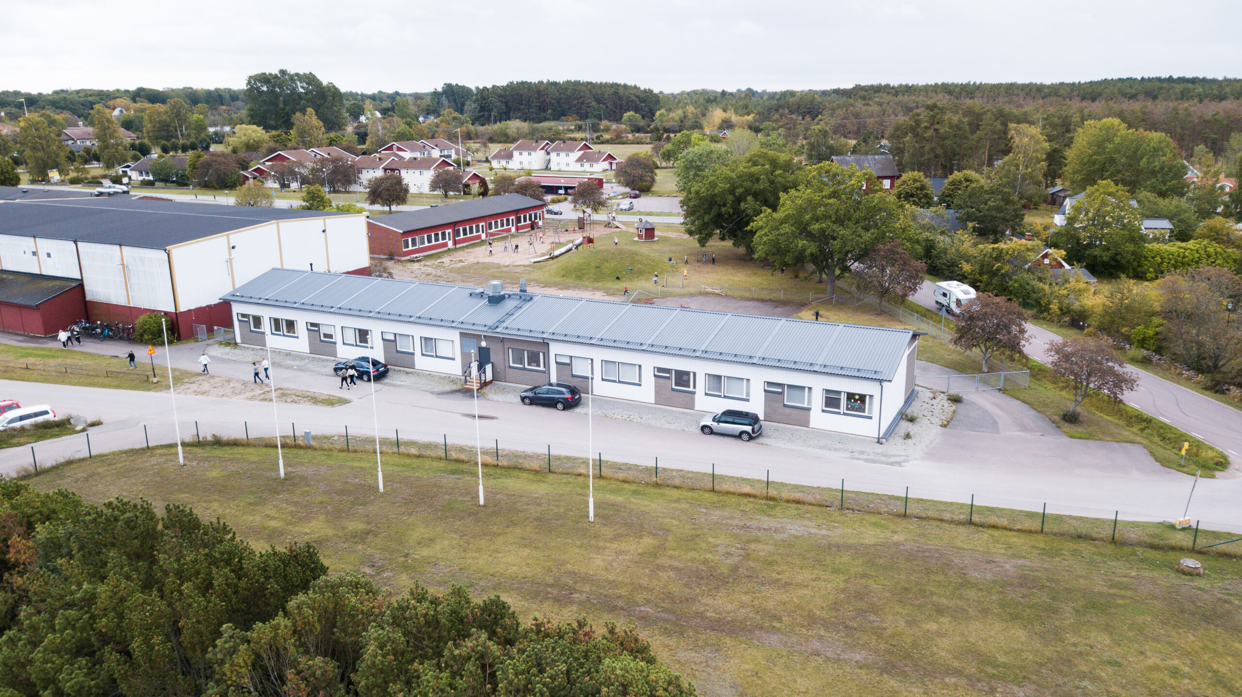 Flygbild över Åkerboskolan och omgivningarna i Löttorp på Öland.
