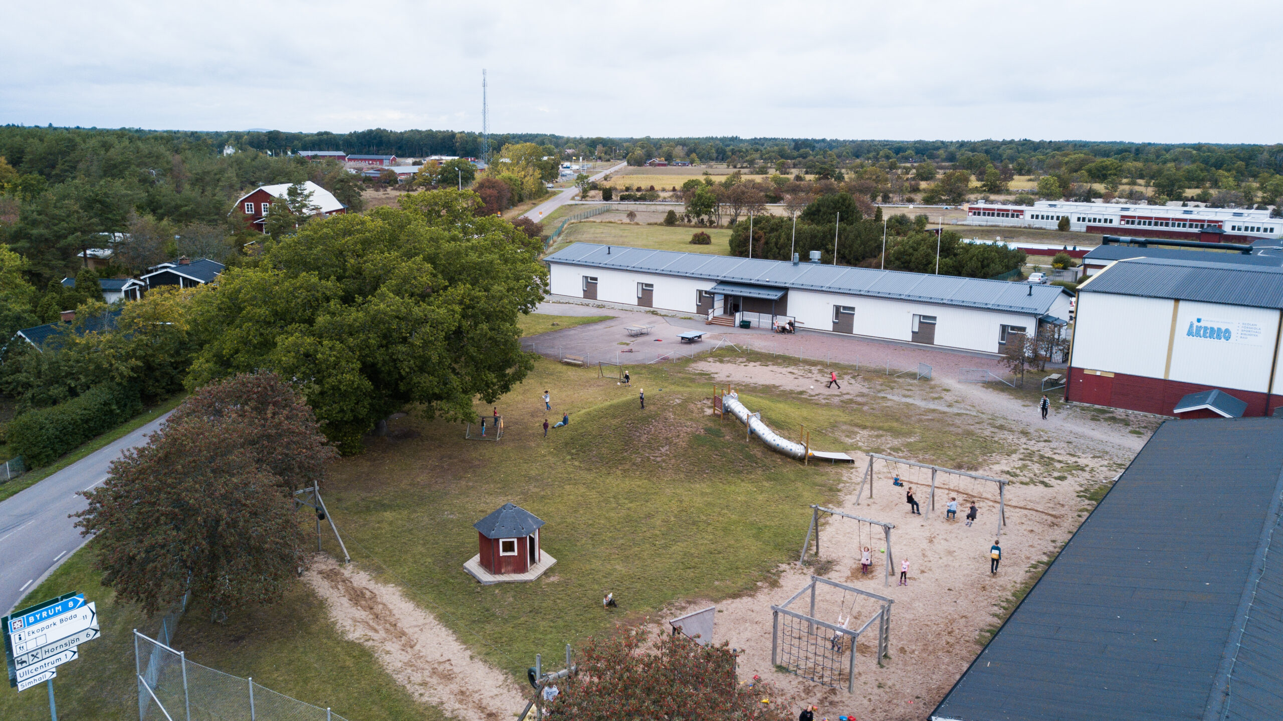 Åkerboskolans skolbyggnad och skolgård fotograferade från luften.