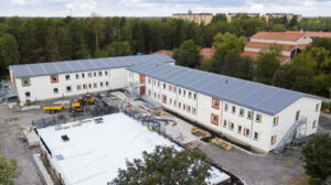 Översiktsbild av Gottsundaskolan i Uppsala med hela skolbyggnaden synlig.